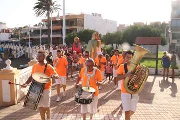 Un pasacalles anima a Melenara a vivir sus fiestas (Foto Briand Rodríguez)